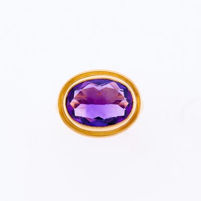 Lot 3222 - Gold and Amethyst Ring