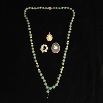 Lot 211 - Group of Gold, Silver-Gilt, Imitation Pearl and Jade Bead Jewelry