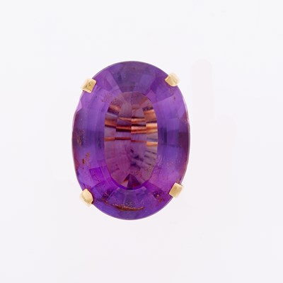 Lot 3107 - Gold and Amethyst Ring
