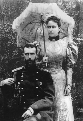 Lot 164 - Grand Duchess Elizabeth Feodorovna and Grand Duke Sergei Alexandrovich: Porcelain Oyster Dish and Plate