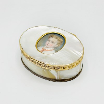 Lot 1267 - Abalone Snuff Box with Inset Portrait Miniature