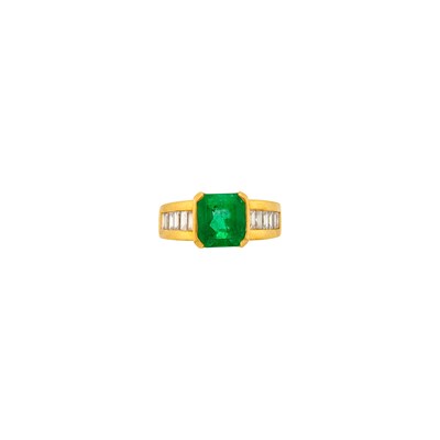 Lot 2023 - Gold, Emerald and Diamond Ring