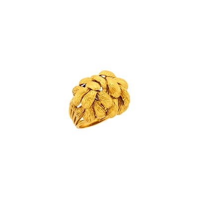 Lot 1025 - Van Cleef & Arpels Gold Leaf Dome Ring
