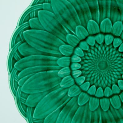 Lot 536 - Set of Fifteen Wedgwood Green Glazed Majolica 'Sunflower' Plates