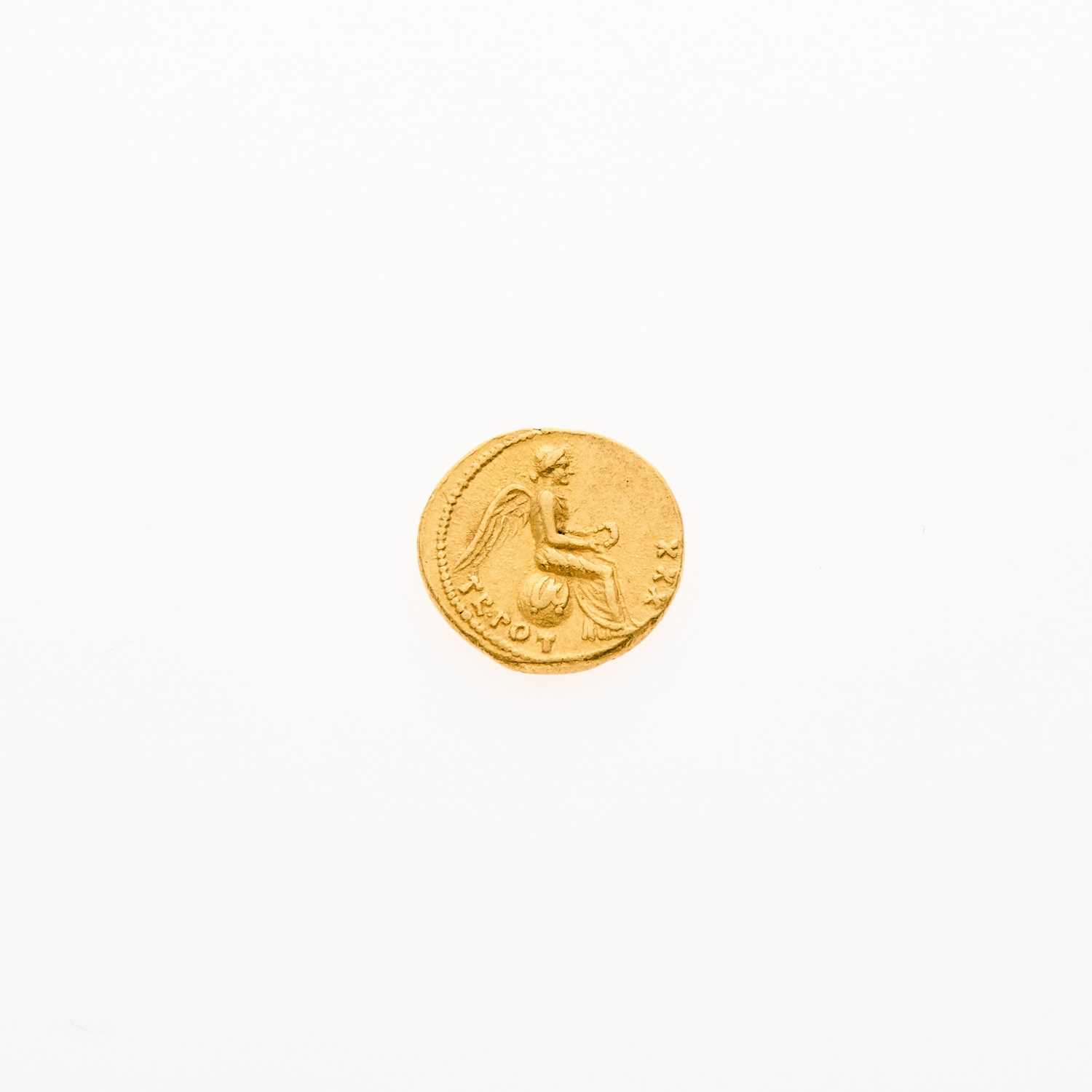 Lot 94 - Augustus. c. 7-8 C.E. AV Quinarius (3.98g, 15mm).