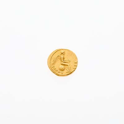Lot 94 - Augustus. c. 7-8 C.E. AV Quinarius (3.98g, 15mm).
