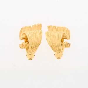 Lot 2088 - Pair of Gold Ribbon Earclips