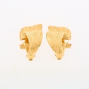 Lot 2088 - Pair of Gold Ribbon Earclips