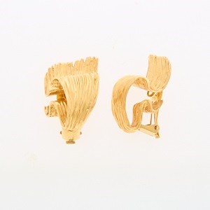 Lot 2088 - Pair of Gold Ribbon Earclips