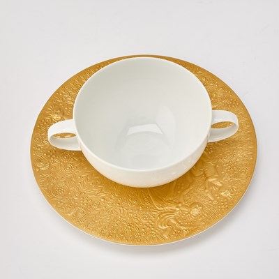 Lot 62 - Bjorn Wiinblad for Rosenthal Gilt Decorated Porcelain 'Magic Flute Gold' Pattern Dinner Service