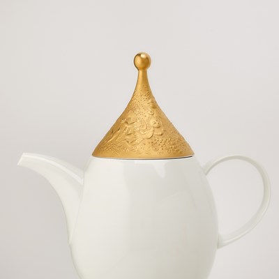 Lot 62 - Bjorn Wiinblad for Rosenthal Gilt Decorated Porcelain 'Magic Flute Gold' Pattern Dinner Service