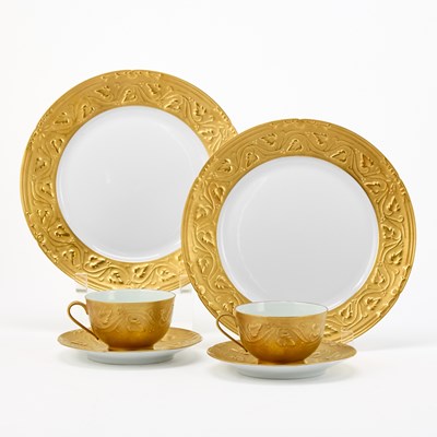 Lot 68 - Pair of Paul Judicone for D. Porthault Limoges Porcelain Gilt Decorated Dinner Plates
