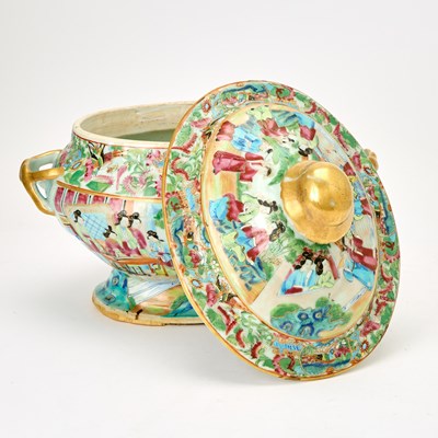Lot 45 - Chinese Export Porcelain Tureen with Cover and Stand