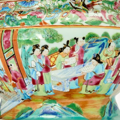 Lot 45 - Chinese Export Porcelain Tureen with Cover and Stand