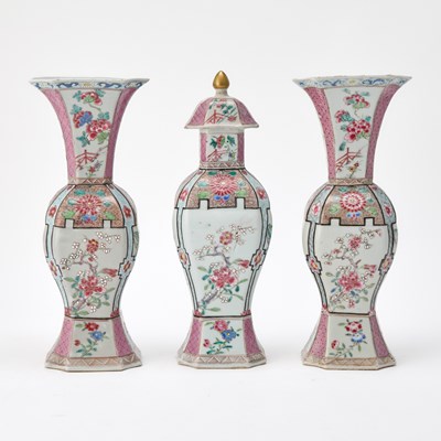 Lot 202 - A Chinese Export Porcelain Three-Piece Garniture