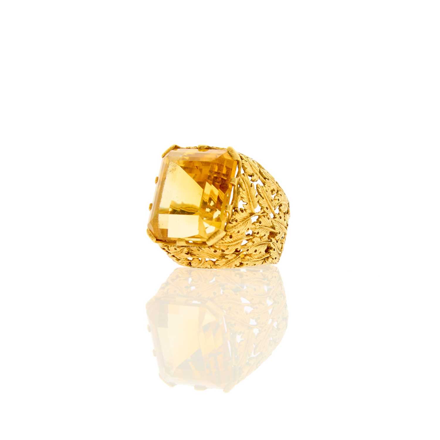 Lot 1032 - Gold and Citrine Leaf Ring