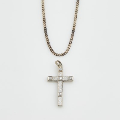 Lot 86 - Diamond Pendant, 5 diamonds and Gold Neck Chain, 14K 5 dwt. with silver clasp, damaged