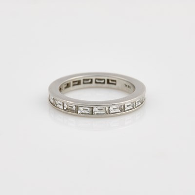 Lot 133 - Diamond Wedding Ring, 20 diamonds about 1.60 cts., Platinum 3 dwt.