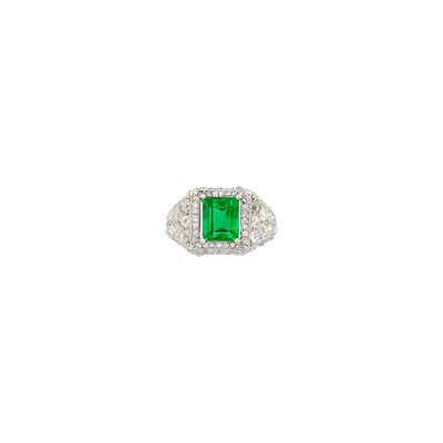 Lot 194 - Platinum, Emerald and Diamond Ring
