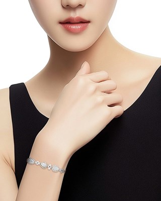 Lot 65 - Gregg Ruth White Gold and Diamond Bracelet