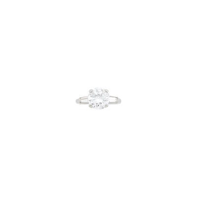 Lot 76 - Platinum and Diamond Ring