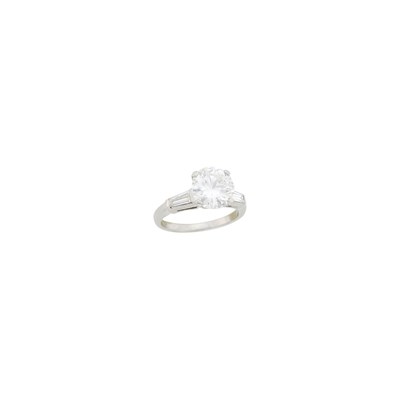 Lot 76 - Platinum and Diamond Ring