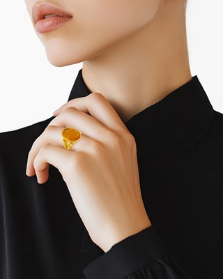 Lot 10 - Elizabeth Locke Hammered Gold, Carved Citrine Intaglio and Mother-of-Pearl Ring