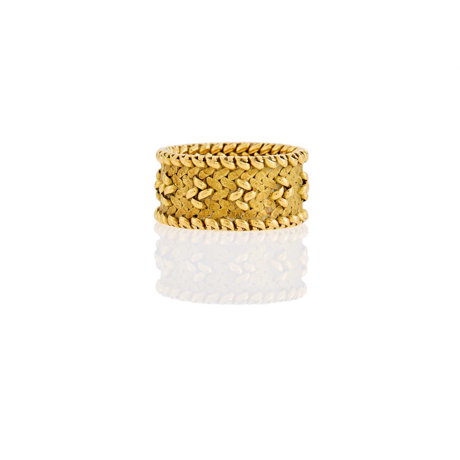 Lot 1024 - Gold Mesh Band Ring