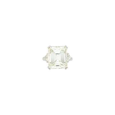 Lot 191 - Platinum and Diamond Ring
