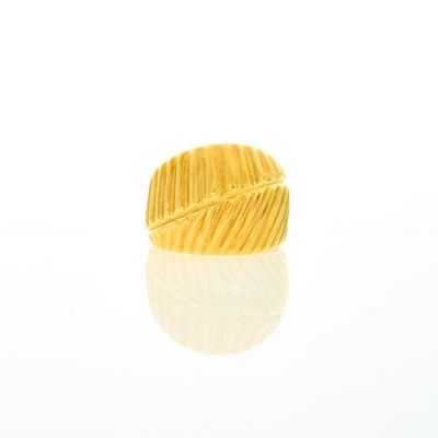 Lot 2171 - Ribbed Gold Ring