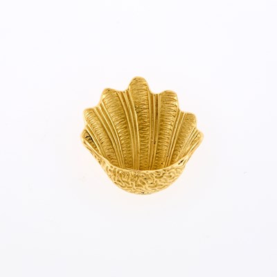 Lot 1078 - Gold Seashell Brooch