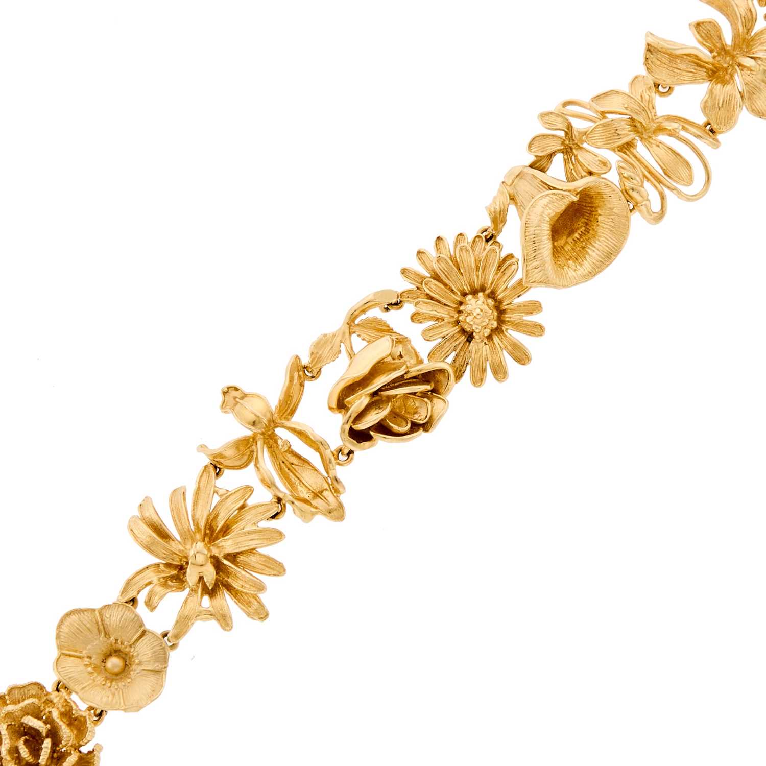 Lot 1068 - Gold Flower Link Bracelet