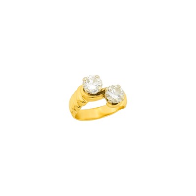 Lot 25 - Gold and Diamond Ring