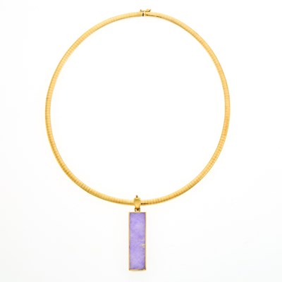 Lot 2140 - Gold and Lavender Jade Pendant with Gold Omega Chain Necklace