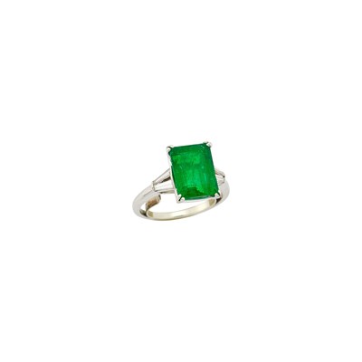 Lot 46 - Platinum, Emerald and Diamond Ring