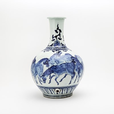 Lot 627 - A Large Japanese Export Blue and White Porcelain Vase