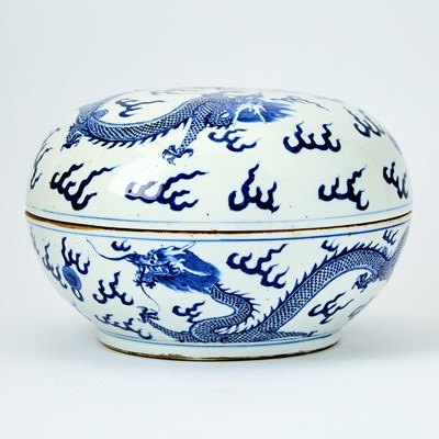 Lot 590 - A Chinese Blue and White Porcelain Covered Box