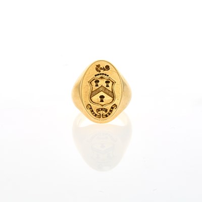 Lot 2086 - Gold Crest Ring