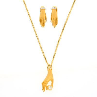 Lot 2154 - Carrera y Carrera Gold and Diamond Pendant-Necklace and Earrings