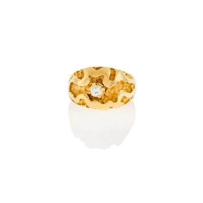 Lot 1088 - Gold and Diamond Ring