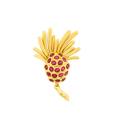 Lot 38 - Verdura Gold and Ruby Clip-Brooch