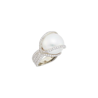 Lot 122 - Verdura Platinum, South Sea Cultured Pearl and Diamond 'Wrapped' Ring