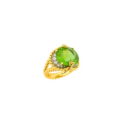 Lot 93 - Verdura Gold, Platinum, Peridot and Diamond Ring