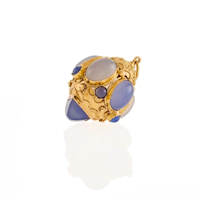 Lot 176 - Gold and Chalcedony Pendant