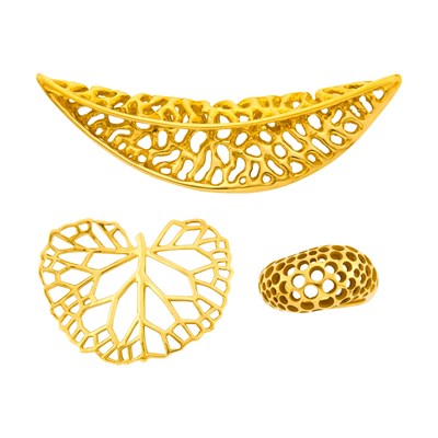 Lot 1025 - Angela Cummings Two Gold Leaf and Lily Pad Brooches and Bombé Ring