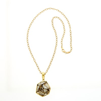 Lot 2021 - Ippolita Gold and Agate Pendant with Chain Link Necklace