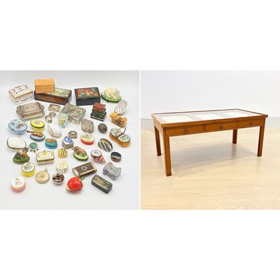 Lot 1075 - A Collection of Mostly Snuff Boxes in a Vitrine Low Table