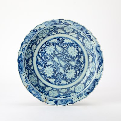 Lot 541 - A Chinese Blue and White Barbed-Rim Porcelain Dish