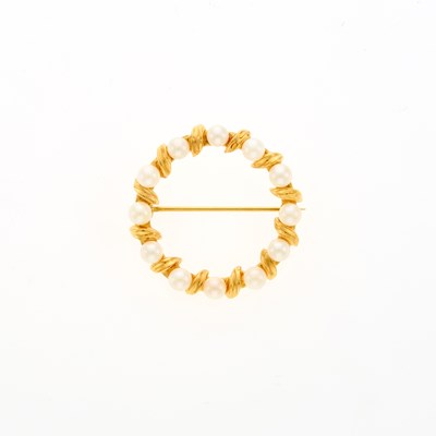 Lot 2013 - Gold and Cultured Pearl Circle Brooch