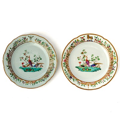 Lot 349 - A Chinese Famille Rose Porcelain Crested Ornithological Plate